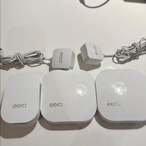 EERO Pro 2nd Gen WiFi Mesh WiFi Routers B010001 + 1 EERO D010001 Extender Beacon